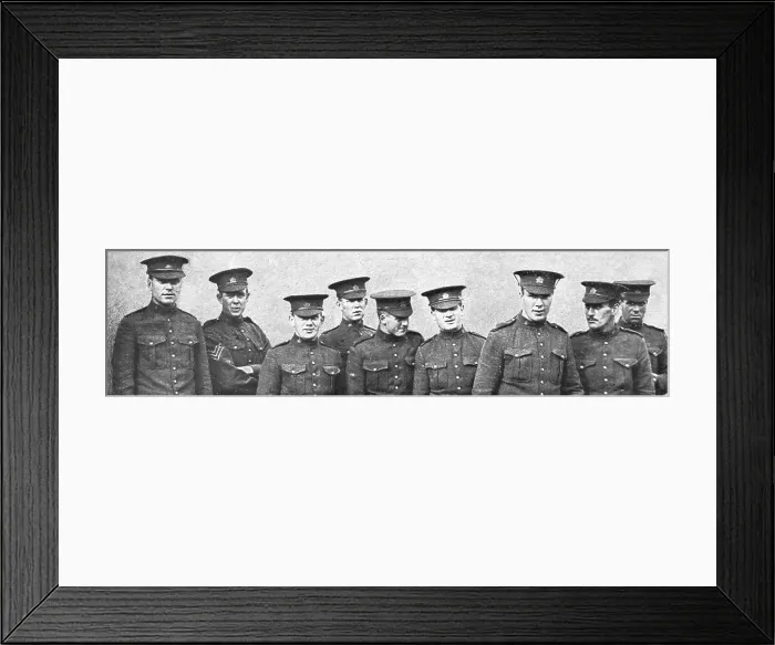 Framed Print : L'aide du Canada; Groupe de volontaires canadiens arrivant en Angleterre, 1914. Creator: Unknown Framed Print : L'aide du Canada; Groupe de volontaires canadiens arrivant en Angleterre, 1914. Creator: Unknown