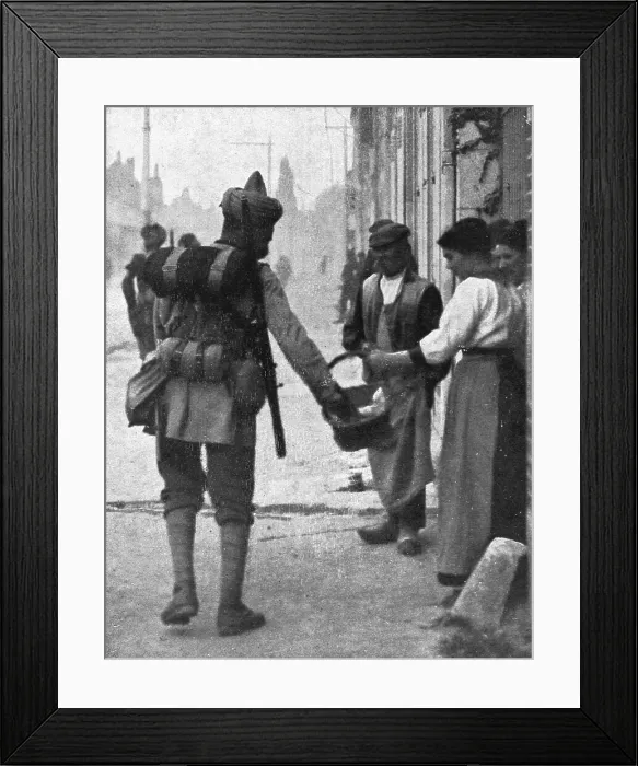 Framed Print : Les Hindous acceptent volontiers les presents de la population, 1914. Creator: Unknown Framed Print : Les Hindous acceptent volontiers les presents de la population, 1914. Creator: Unknown