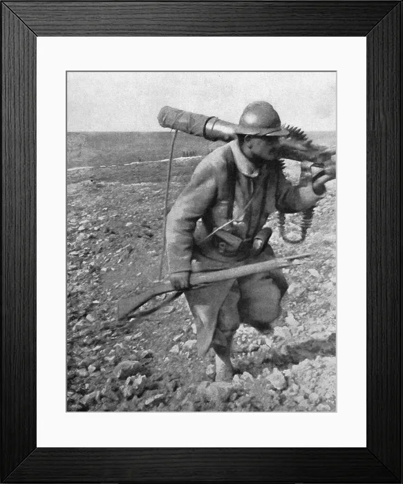 Framed Print : Les combats de Verdun. Prise d'une mitrailleuse allemande. Soldat revenant avec la... 1916. Creator: Unknown Framed Print : Les combats de Verdun. Prise d'une mitrailleuse allemande. Soldat revenant avec la... 1916. Creator: Unknown