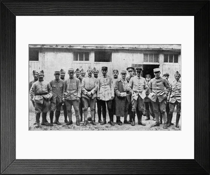 Framed Print : Un match militaire de football a Paris; L'equipe du 20e corps en tenue militaire, 1916. Creator: Unknown Framed Print : Un match militaire de football a Paris; L'equipe du 20e corps en tenue militaire, 1916. Creator: Unknown
