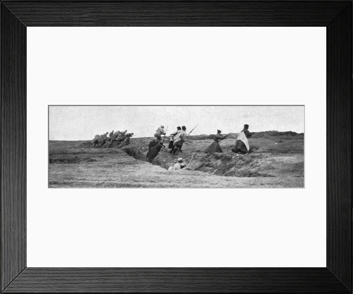 Framed Print : Sur le front Russe; Infanterie russe s'elancant a l'attaque, 1914. Creator: Unknown Framed Print : Sur le front Russe; Infanterie russe s'elancant a l'attaque, 1914. Creator: Unknown