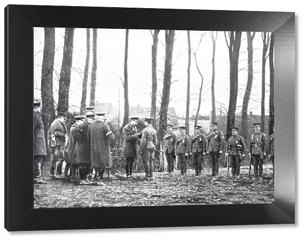 A L'Honneur; Le roi George V decore des soldats anglais ave le Distinguished Service Order, 1914. Creator: Unknown