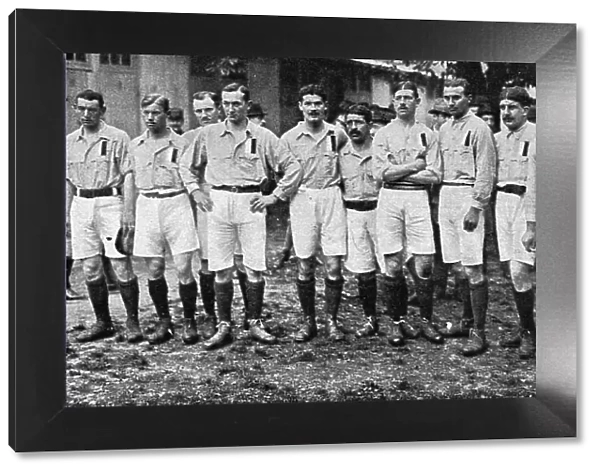 Un match militaire de football a Paris; L'equipe sportive du 20e corps, au velodrome du... 1916. Creator: Unknown