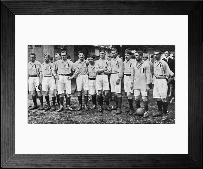 Framed Print : Un match militaire de football a Paris; L'equipe sportive du 20e corps, au velodrome du... 1916. Creator: Unknown Framed Print : Un match militaire de football a Paris; L'equipe sportive du 20e corps, au velodrome du... 1916. Creator: Unknown