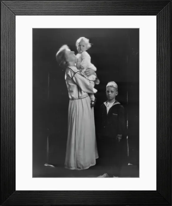 Framed Print : Duncan, Augustin, Mrs. and children, portrait photograph, between 1915 and 1921. Creator: Arnold Genthe Framed Print : Duncan, Augustin, Mrs. and children, portrait photograph, between 1915 and 1921. Creator: Arnold Genthe