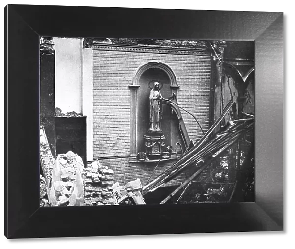 Un couvent de Termonde incendie par l'ennemi avec une partie de la ville, 1914 Creator: Unknown