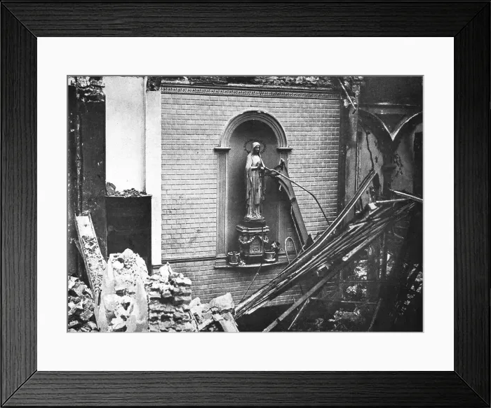Framed Print : Un couvent de Termonde incendie par l'ennemi avec une partie de la ville, 1914 Creator: Unknown Framed Print : Un couvent de Termonde incendie par l'ennemi avec une partie de la ville, 1914 Creator: Unknown