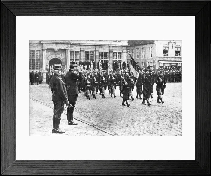 Framed Print : A Furnes, le roi des Belges, 1914. Creator: Unknown Framed Print : A Furnes, le roi des Belges, 1914. Creator: Unknown
