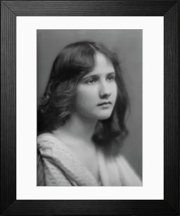 Framed Print : Isadora Duncan dancer, portrait photograph, between 1915 and 1923. Creator: Arnold Genthe Framed Print : Isadora Duncan dancer, portrait photograph, between 1915 and 1923. Creator: Arnold Genthe