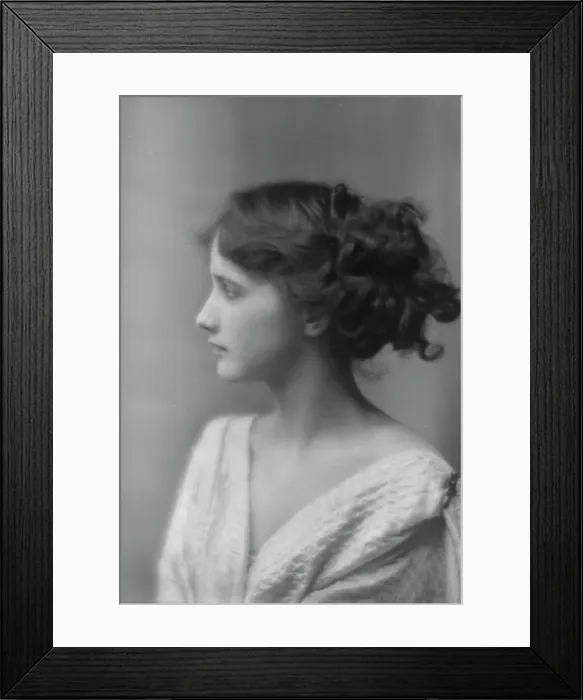 Framed Print : Isadora Duncan dancer, portrait photograph, between 1915 and 1923. Creator: Arnold Genthe Framed Print : Isadora Duncan dancer, portrait photograph, between 1915 and 1923. Creator: Arnold Genthe