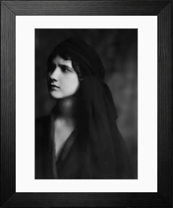 Framed Print : Isadora Duncan dancer, portrait photograph, between 1915 and 1923. Creator: Arnold Genthe Framed Print : Isadora Duncan dancer, portrait photograph, between 1915 and 1923. Creator: Arnold Genthe