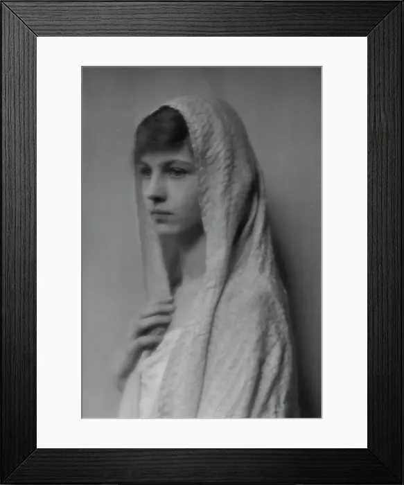Framed Print : Isadora Duncan dancer, portrait photograph, between 1915 and 1923. Creator: Arnold Genthe Framed Print : Isadora Duncan dancer, portrait photograph, between 1915 and 1923. Creator: Arnold Genthe
