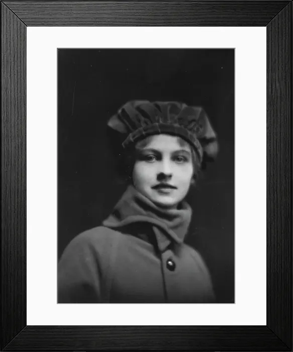 Framed Print : Isadora Duncan dancer, portrait photograph, between 1915 and 1923. Creator: Arnold Genthe Framed Print : Isadora Duncan dancer, portrait photograph, between 1915 and 1923. Creator: Arnold Genthe
