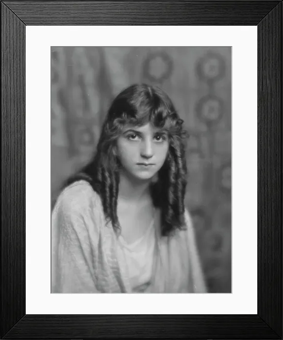 Framed Print : Isadora Duncan dancer, portrait photograph, between 1915 and 1923. Creator: Arnold Genthe Framed Print : Isadora Duncan dancer, portrait photograph, between 1915 and 1923. Creator: Arnold Genthe