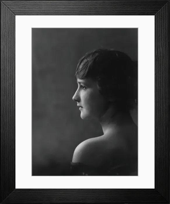 Framed Print : Isadora Duncan dancer, portrait photograph, between 1915 and 1923. Creator: Arnold Genthe Framed Print : Isadora Duncan dancer, portrait photograph, between 1915 and 1923. Creator: Arnold Genthe