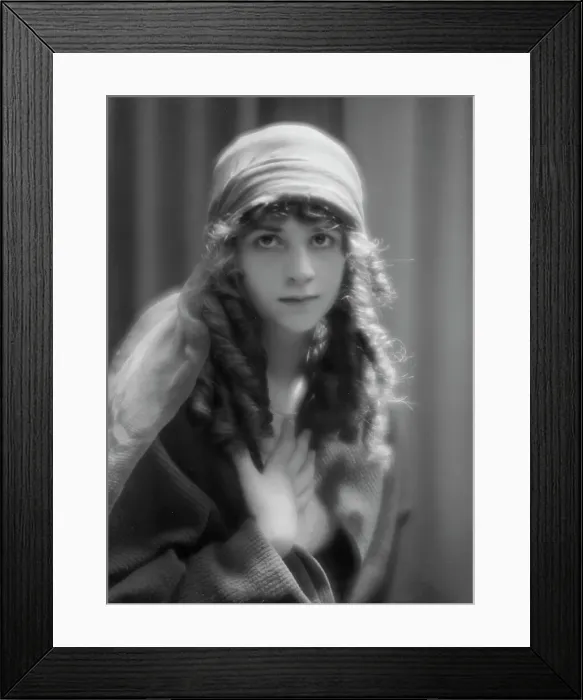 Framed Print : Isadora Duncan dancer, portrait photograph, between 1915 and 1923. Creator: Arnold Genthe Framed Print : Isadora Duncan dancer, portrait photograph, between 1915 and 1923. Creator: Arnold Genthe