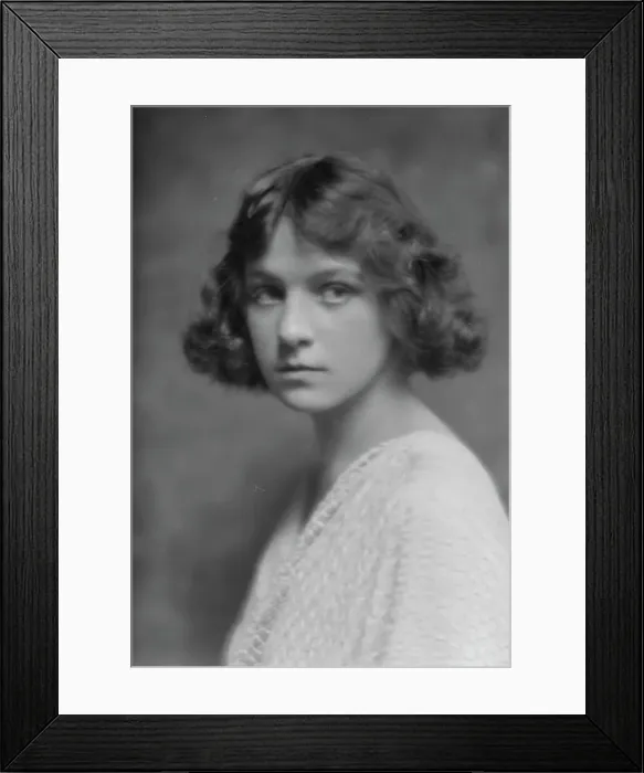 Framed Print : Isadora Duncan dancer, portrait photograph, between 1915 and 1923. Creator: Arnold Genthe Framed Print : Isadora Duncan dancer, portrait photograph, between 1915 and 1923. Creator: Arnold Genthe