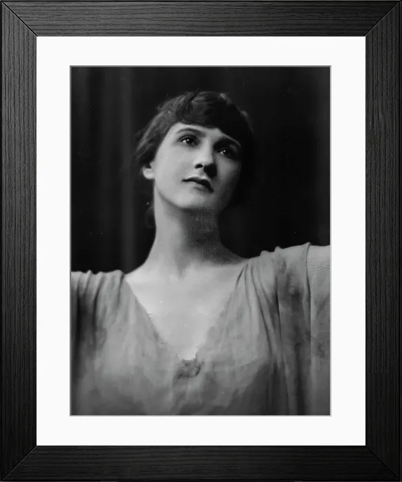 Framed Print : Isadora Duncan dancer, portrait photograph, between 1915 and 1923. Creator: Arnold Genthe Framed Print : Isadora Duncan dancer, portrait photograph, between 1915 and 1923. Creator: Arnold Genthe