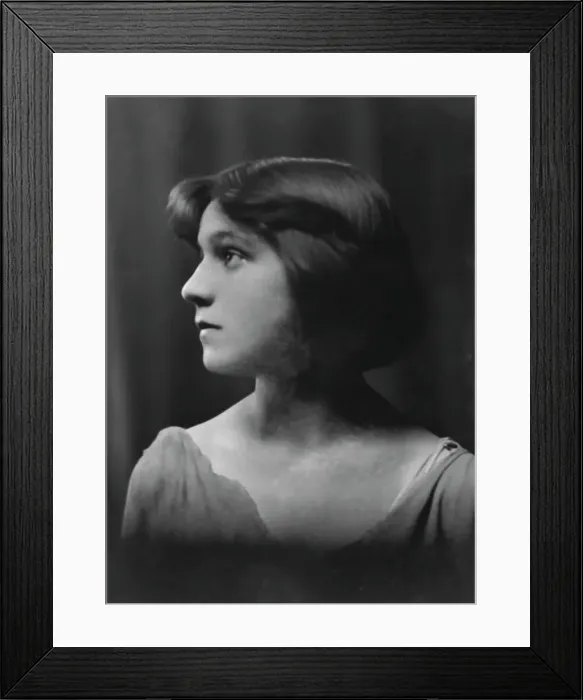Framed Print : Isadora Duncan dancer, portrait photograph, between 1915 and 1923. Creator: Arnold Genthe Framed Print : Isadora Duncan dancer, portrait photograph, between 1915 and 1923. Creator: Arnold Genthe