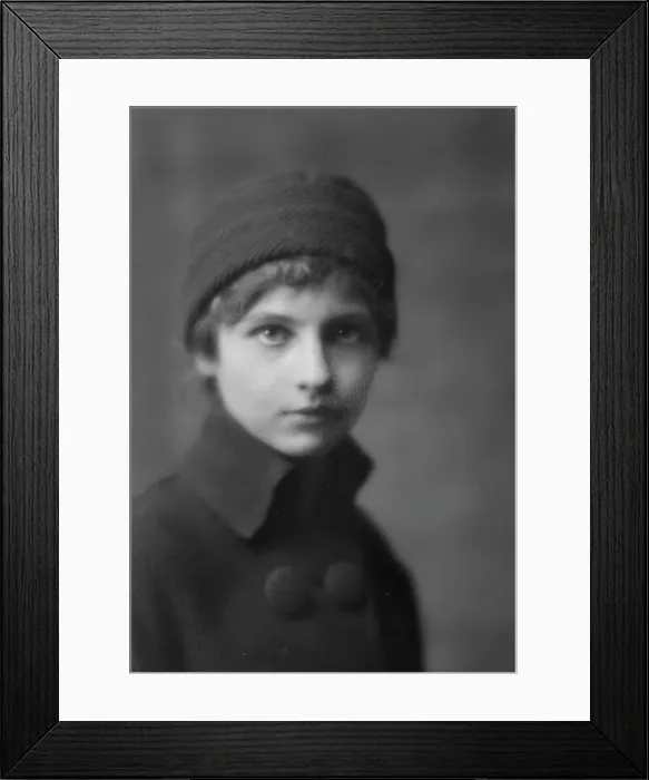 Framed Print : Isadora Duncan dancer, portrait photograph, between 1915 and 1923. Creator: Arnold Genthe Framed Print : Isadora Duncan dancer, portrait photograph, between 1915 and 1923. Creator: Arnold Genthe