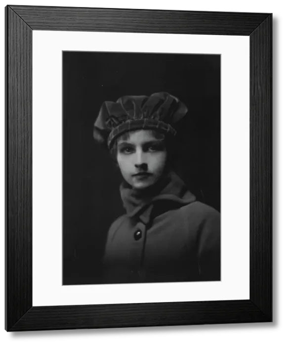 Framed Print : Isadora Duncan dancer, portrait photograph, between 1915 and 1923. Creator: Arnold Genthe Framed Print : Isadora Duncan dancer, portrait photograph, between 1915 and 1923. Creator: Arnold Genthe