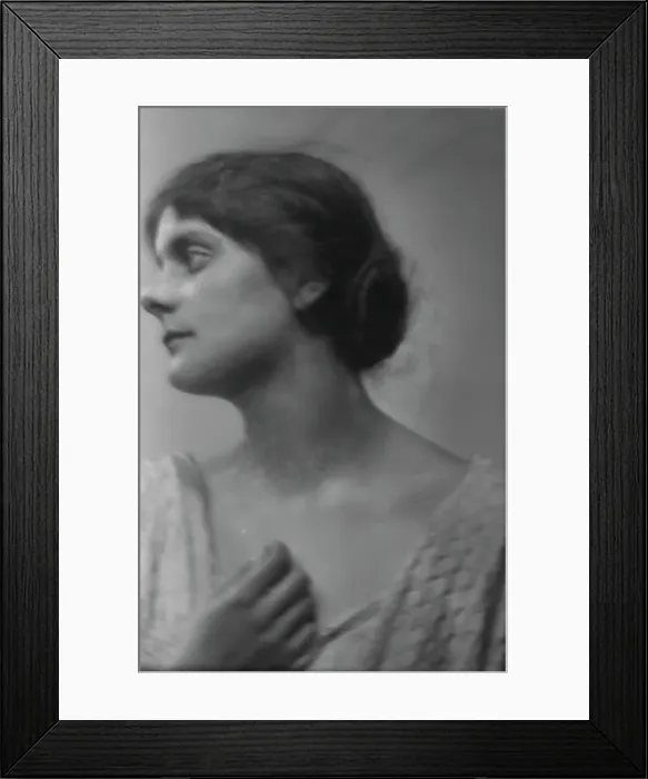 Framed Print : Isadora Duncan dancer, portrait photograph, between 1915 and 1923. Creator: Arnold Genthe Framed Print : Isadora Duncan dancer, portrait photograph, between 1915 and 1923. Creator: Arnold Genthe