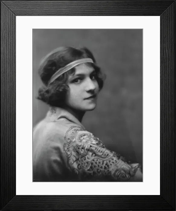 Framed Print : Isadora Duncan dancer, portrait photograph, between 1915 and 1923. Creator: Arnold Genthe Framed Print : Isadora Duncan dancer, portrait photograph, between 1915 and 1923. Creator: Arnold Genthe