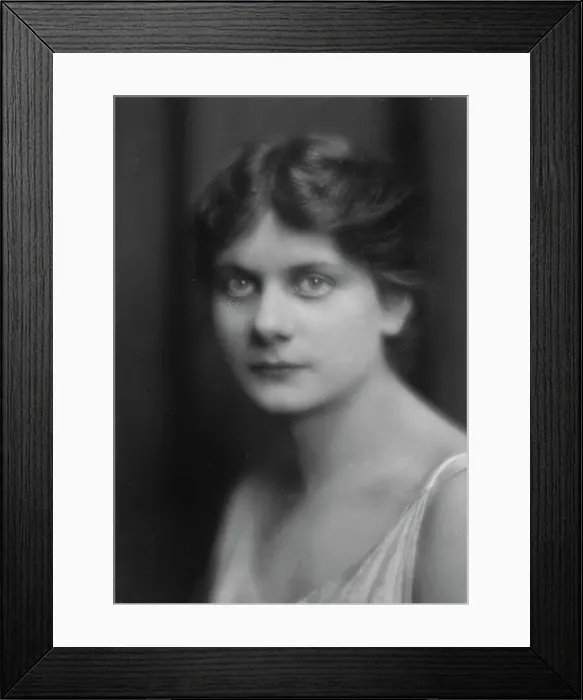 Framed Print : Isadora Duncan dancer, portrait photograph, between 1915 and 1923. Creator: Arnold Genthe Framed Print : Isadora Duncan dancer, portrait photograph, between 1915 and 1923. Creator: Arnold Genthe