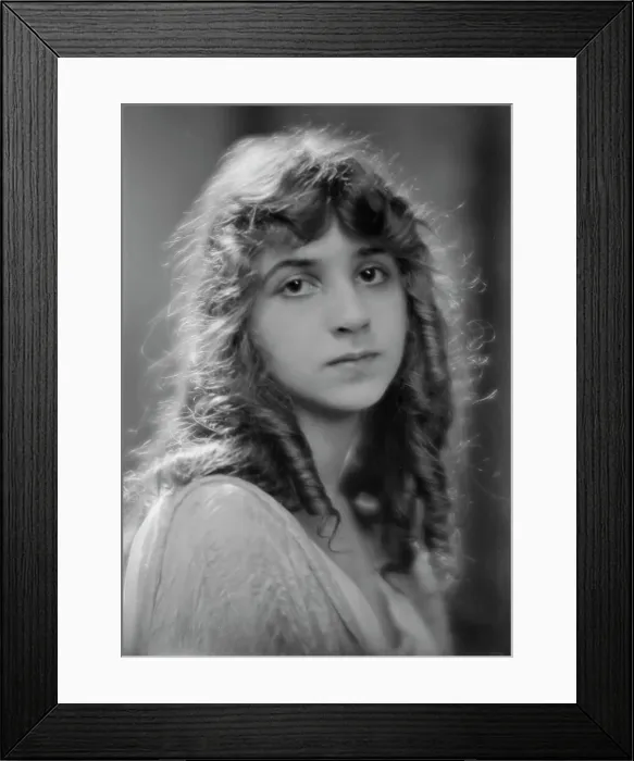 Framed Print : Isadora Duncan dancer, portrait photograph, between 1915 and 1923. Creator: Arnold Genthe Framed Print : Isadora Duncan dancer, portrait photograph, between 1915 and 1923. Creator: Arnold Genthe