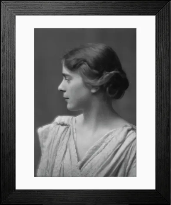 Framed Print : Isadora Duncan dancer, portrait photograph, between 1915 and 1923. Creator: Arnold Genthe Framed Print : Isadora Duncan dancer, portrait photograph, between 1915 and 1923. Creator: Arnold Genthe