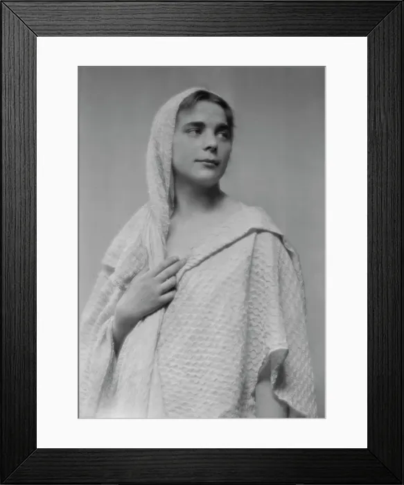 Framed Print : Isadora Duncan dancer, portrait photograph, between 1915 and 1923. Creator: Arnold Genthe Framed Print : Isadora Duncan dancer, portrait photograph, between 1915 and 1923. Creator: Arnold Genthe