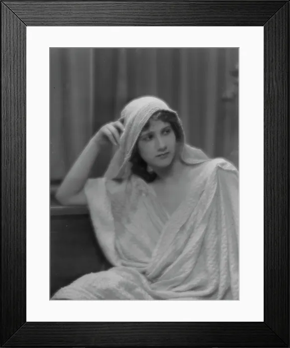 Framed Print : Isadora Duncan dancer, portrait photograph, between 1915 and 1923. Creator: Arnold Genthe Framed Print : Isadora Duncan dancer, portrait photograph, between 1915 and 1923. Creator: Arnold Genthe