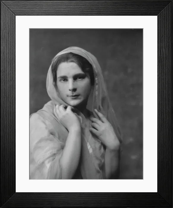 Framed Print : Isadora Duncan dancer, portrait photograph, between 1915 and 1923. Creator: Arnold Genthe Framed Print : Isadora Duncan dancer, portrait photograph, between 1915 and 1923. Creator: Arnold Genthe