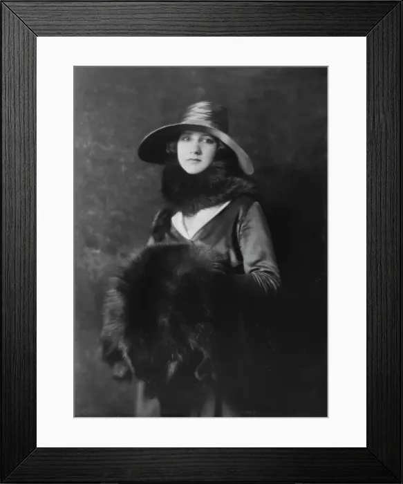 Framed Print : Isadora Duncan dancer, portrait photograph, between 1915 and 1923. Creator: Arnold Genthe Framed Print : Isadora Duncan dancer, portrait photograph, between 1915 and 1923. Creator: Arnold Genthe