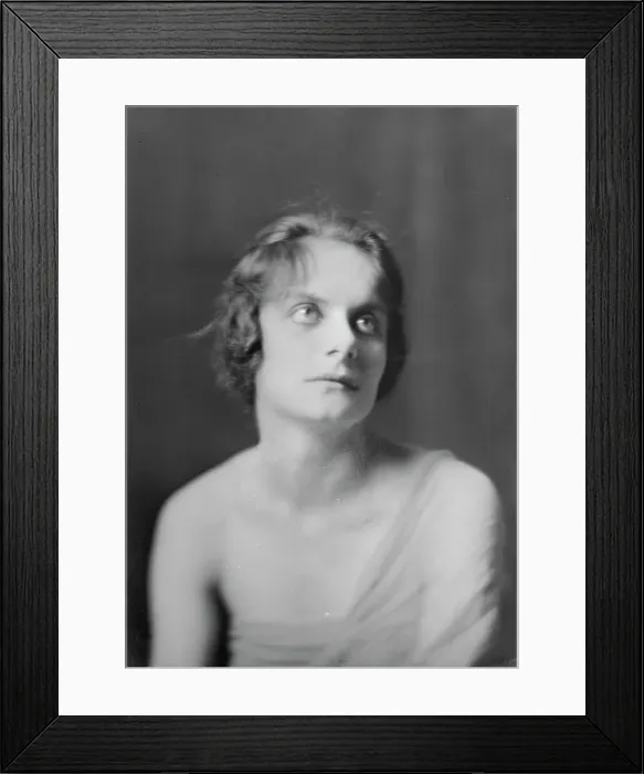 Framed Print : Isadora Duncan dancer, portrait photograph, between 1915 and 1923. Creator: Arnold Genthe Framed Print : Isadora Duncan dancer, portrait photograph, between 1915 and 1923. Creator: Arnold Genthe