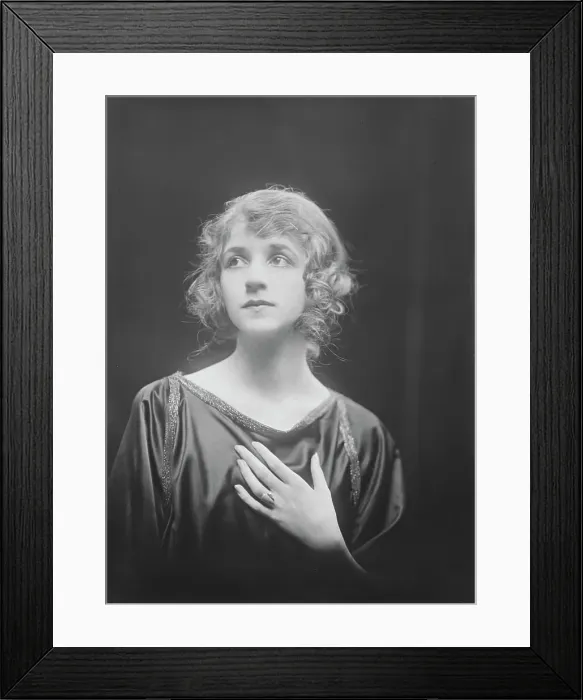 Framed Print : Isadora Duncan dancer, portrait photograph, between 1915 and 1923. Creator: Arnold Genthe Framed Print : Isadora Duncan dancer, portrait photograph, between 1915 and 1923. Creator: Arnold Genthe