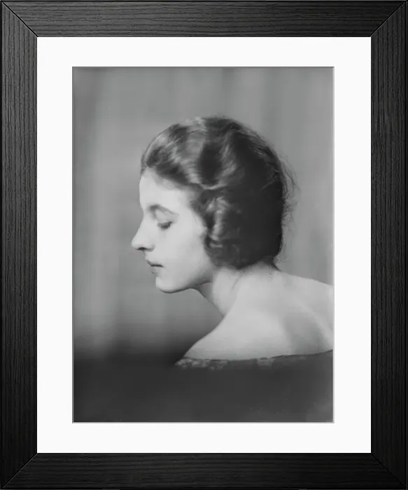 Framed Print : Isadora Duncan dancer, portrait photograph, between 1915 and 1923. Creator: Arnold Genthe Framed Print : Isadora Duncan dancer, portrait photograph, between 1915 and 1923. Creator: Arnold Genthe