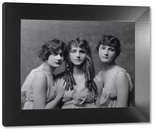 Isadora Duncan dancers, portrait photograph, between 1915 and 1923. Creator: Arnold Genthe