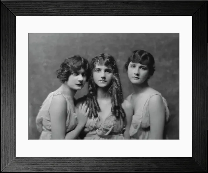 Framed Print : Isadora Duncan dancers, portrait photograph, between 1915 and 1923. Creator: Arnold Genthe Framed Print : Isadora Duncan dancers, portrait photograph, between 1915 and 1923. Creator: Arnold Genthe