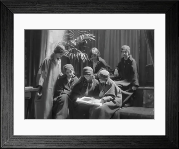 Framed Print : Isadora Duncan dancers, portrait photograph, between 1915 and 1923. Creator: Arnold Genthe Framed Print : Isadora Duncan dancers, portrait photograph, between 1915 and 1923. Creator: Arnold Genthe