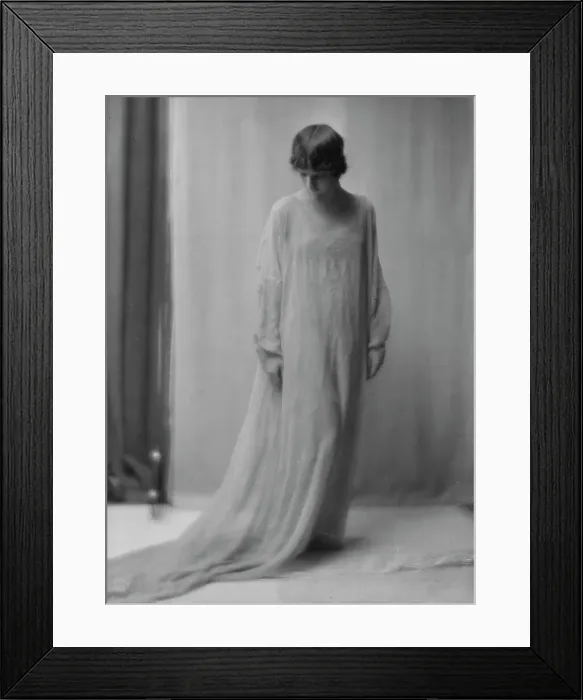 Framed Print : Isadora Duncan dancer, between 1915 and 1923. Creator: Arnold Genthe Framed Print : Isadora Duncan dancer, between 1915 and 1923. Creator: Arnold Genthe
