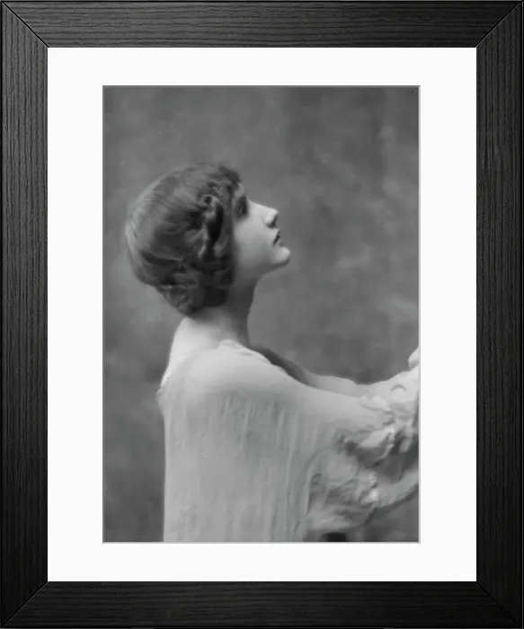 Framed Print : Isadora Duncan dancer, between 1915 and 1923. Creator: Arnold Genthe Framed Print : Isadora Duncan dancer, between 1915 and 1923. Creator: Arnold Genthe