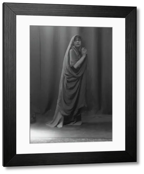 Framed Print : Isadora Duncan dancer, between 1915 and 1923. Creator: Arnold Genthe Framed Print : Isadora Duncan dancer, between 1915 and 1923. Creator: Arnold Genthe