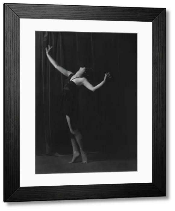 Framed Print : Isadora Duncan dancer, between 1915 and 1923. Creator: Arnold Genthe Framed Print : Isadora Duncan dancer, between 1915 and 1923. Creator: Arnold Genthe
