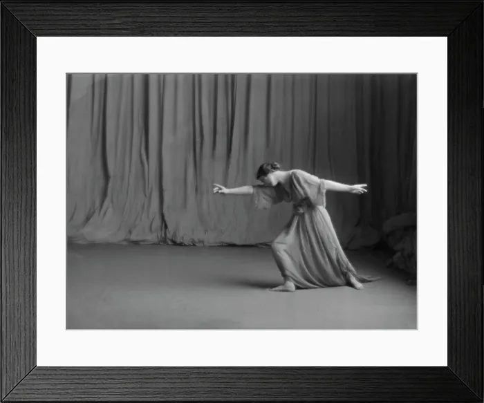 Framed Print : Isadora Duncan dancer, between 1915 and 1923. Creator: Arnold Genthe Framed Print : Isadora Duncan dancer, between 1915 and 1923. Creator: Arnold Genthe