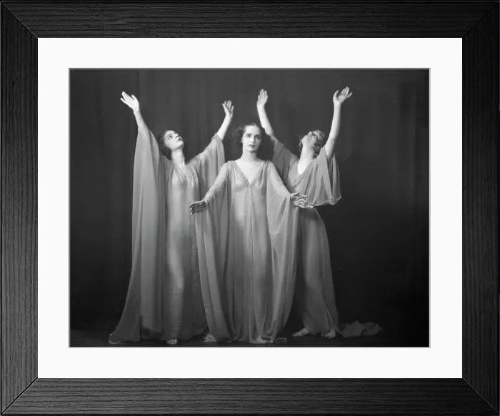 Framed Print : Isadora Duncan dancers, between 1915 and 1923. Creator: Arnold Genthe Framed Print : Isadora Duncan dancers, between 1915 and 1923. Creator: Arnold Genthe