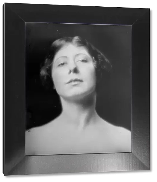 Illingsworth, Miss, portrait photograph, between 1917 and 1919. Creator: Arnold Genthe