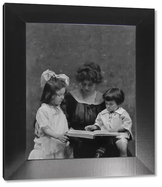 Baronda, Mrs. and children, portrait photograph, 1917 July 5. Creator: Arnold Genthe