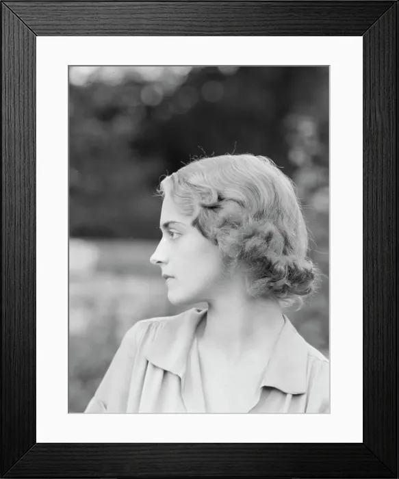 Framed Print : Gardner, Isabel, Miss, portrait photograph, 1932 Creator: Arnold Genthe Framed Print : Gardner, Isabel, Miss, portrait photograph, 1932 Creator: Arnold Genthe
