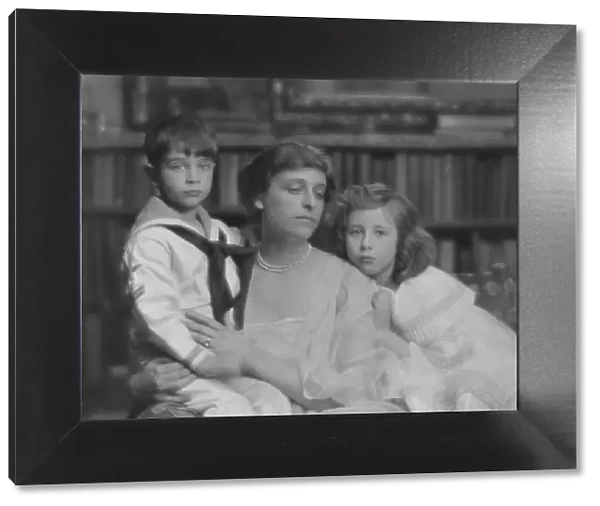Haggin, Ben Ali, Jr. Mrs. and children, portrait photograph, 1916 Mar. 31. Creator: Arnold Genthe